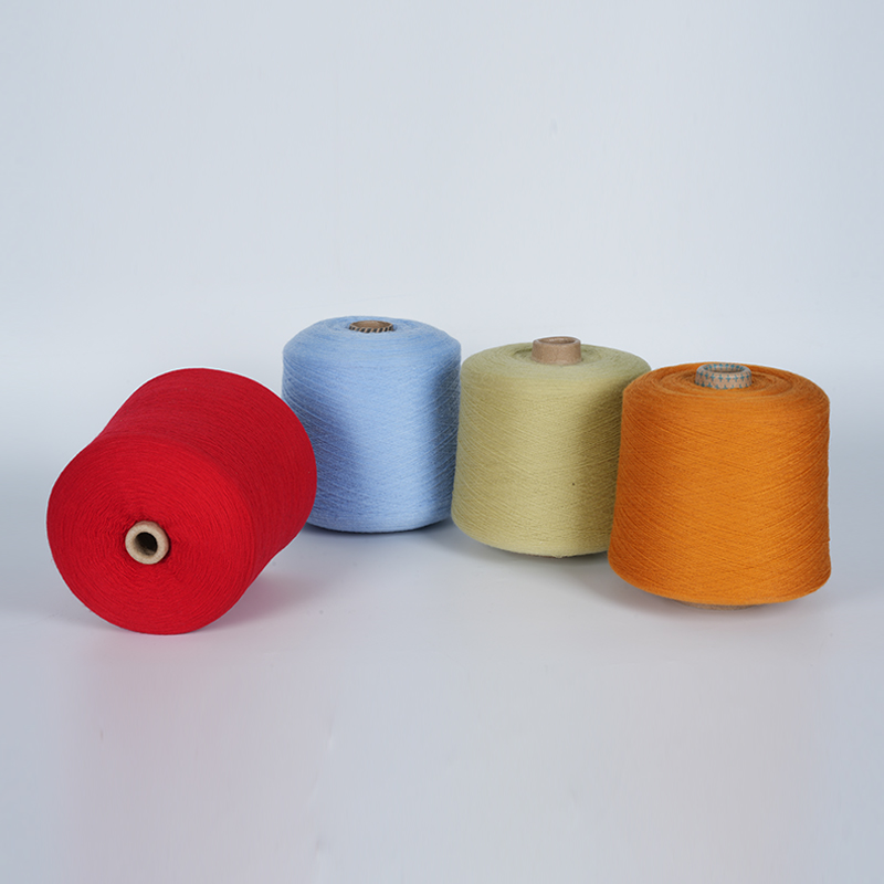 70 Nm/2 Mischgarn aus 90 % Wolle und 10 % Seide